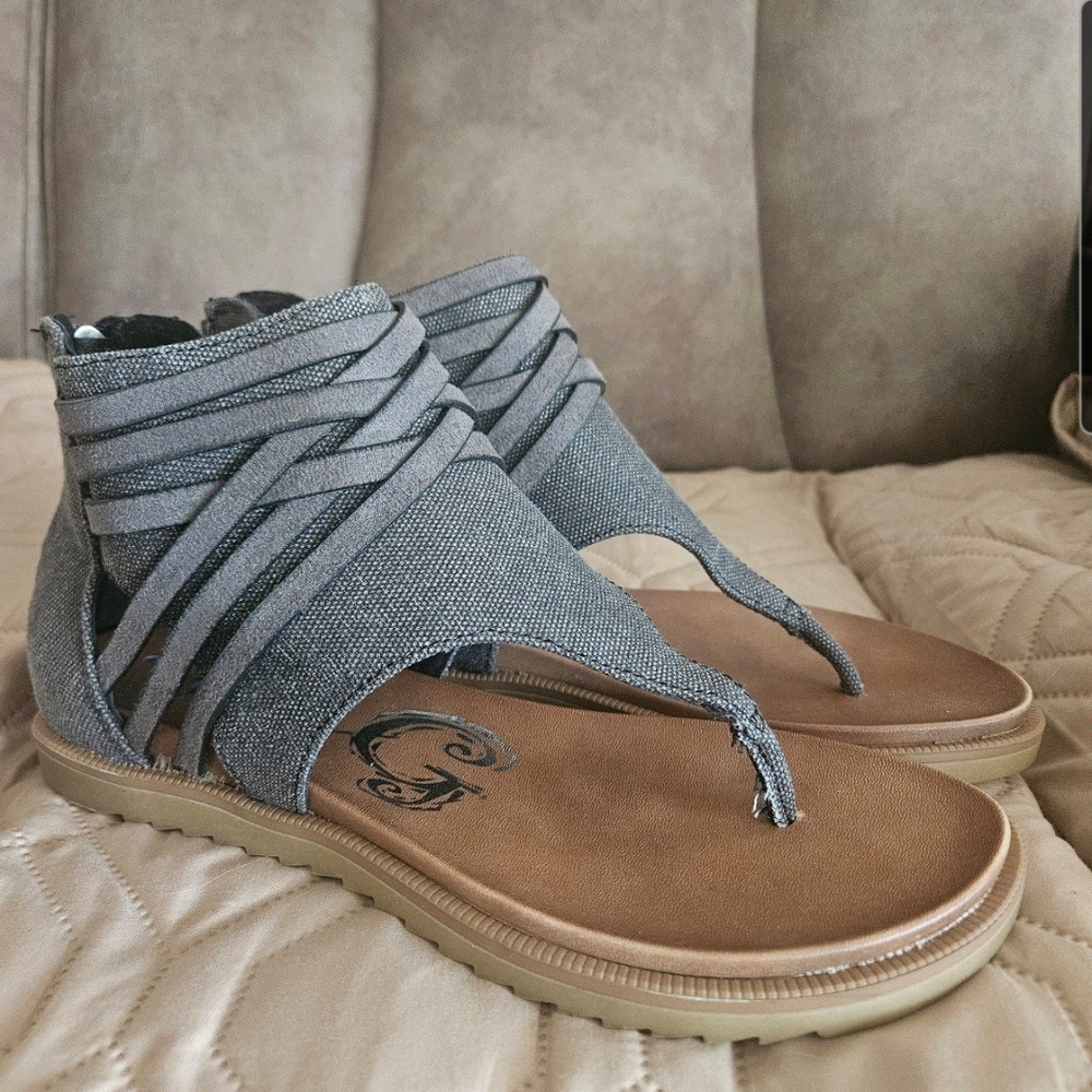 Very G Gray Gladiator Sandals with Strappy Design